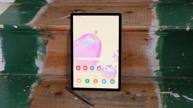 Samsung Galaxy Tab S6 Lite поступил в продажу за 422 доллара 3 Планшет Huawei с дисплеем и стилусом на деревянной поверхности