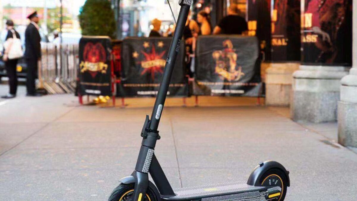 Электросамокат Segway-Ninebot на тротуаре с задней частью