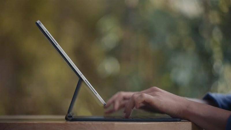 Планшет iPad Pro с новой клавиатурой Magic Keyboard в вертикальном положении