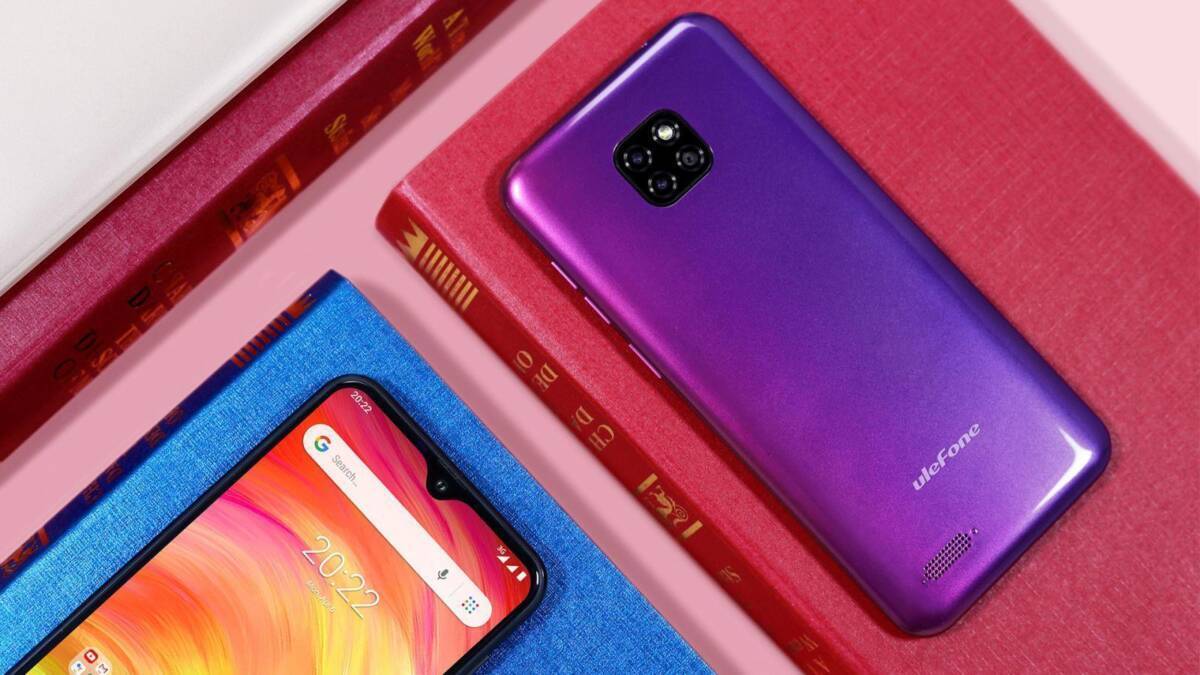 Экран смартфона Samsung Galaxy Fold 2 с видом на интерфейс и фронтальную камеру