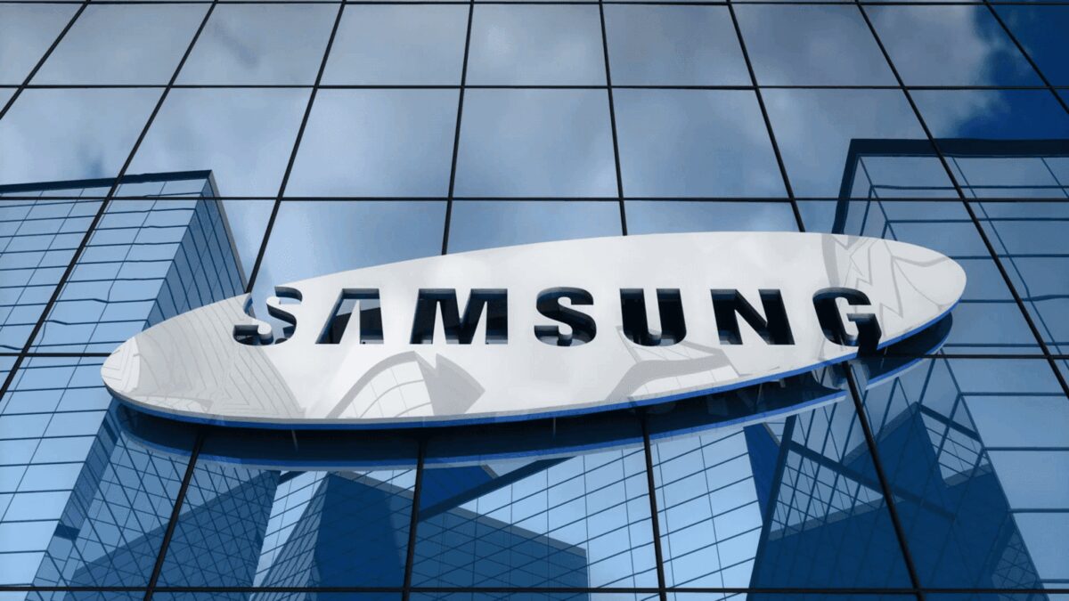 Samsung сократила заказы на комплектующие для смартфонов на целых 50% 4 Знак Samsung на фасаде современного стеклянного офисного здания