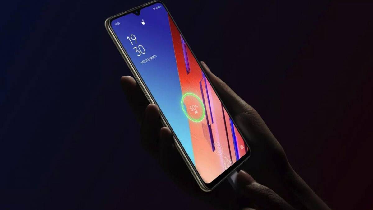 Смартфон Oppo Reno 3 в руке в темной обстановке