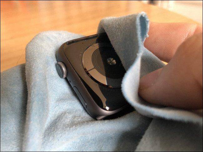 Как очистить и дезинфицировать часы Apple Watch 9 Восстановление задней крышки Apple Watch с помощью тряпки