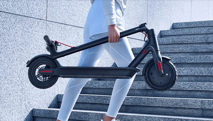 Xiaomi выпускает электросамокат Mijia Scooter 1S за 282 доллара 5 Самокат Xiaomi 10 Mi Youth Edition в руке на лестнице