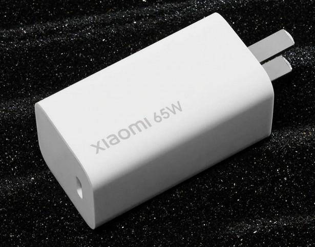 Xiaomi прекращает продажу своего зарядного устройства на 65 Вт из-за нарушения безопасности 4 Зарядное устройство Xiaomi 65W на белом фоне