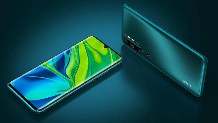 Смартфоны Huawei P40 Pro на фоне тёмного фона