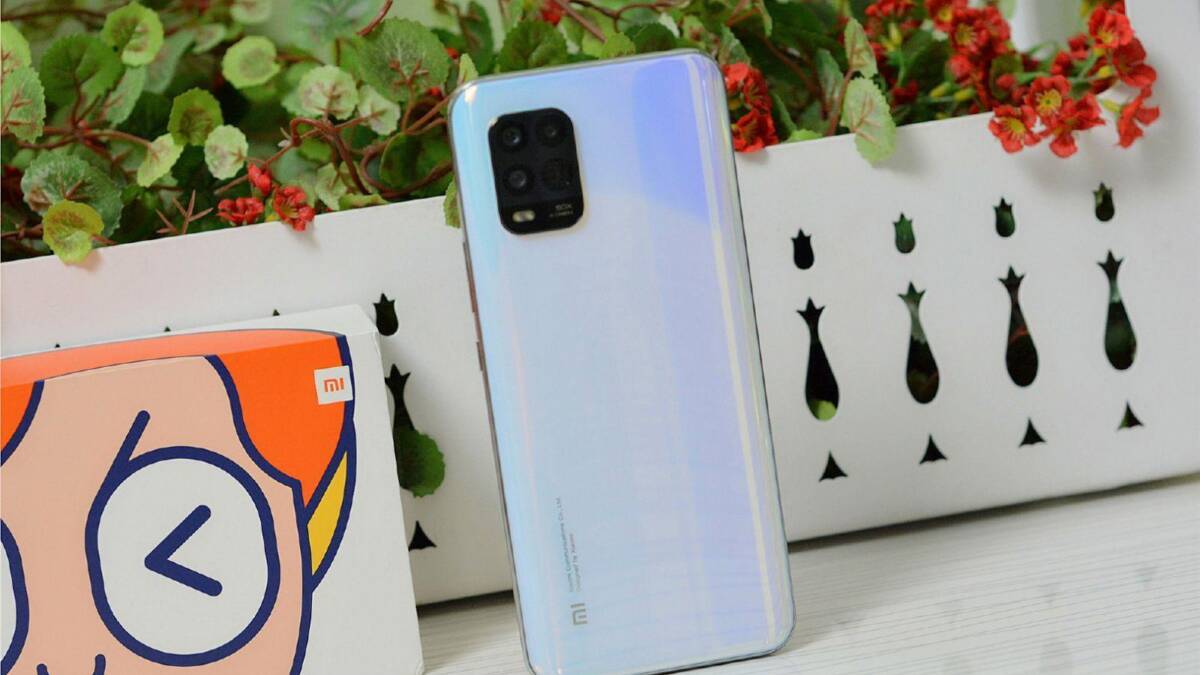 Задняя панель смартфона Xiaomi Mi 10 Youth Edition с камерой и логотипом