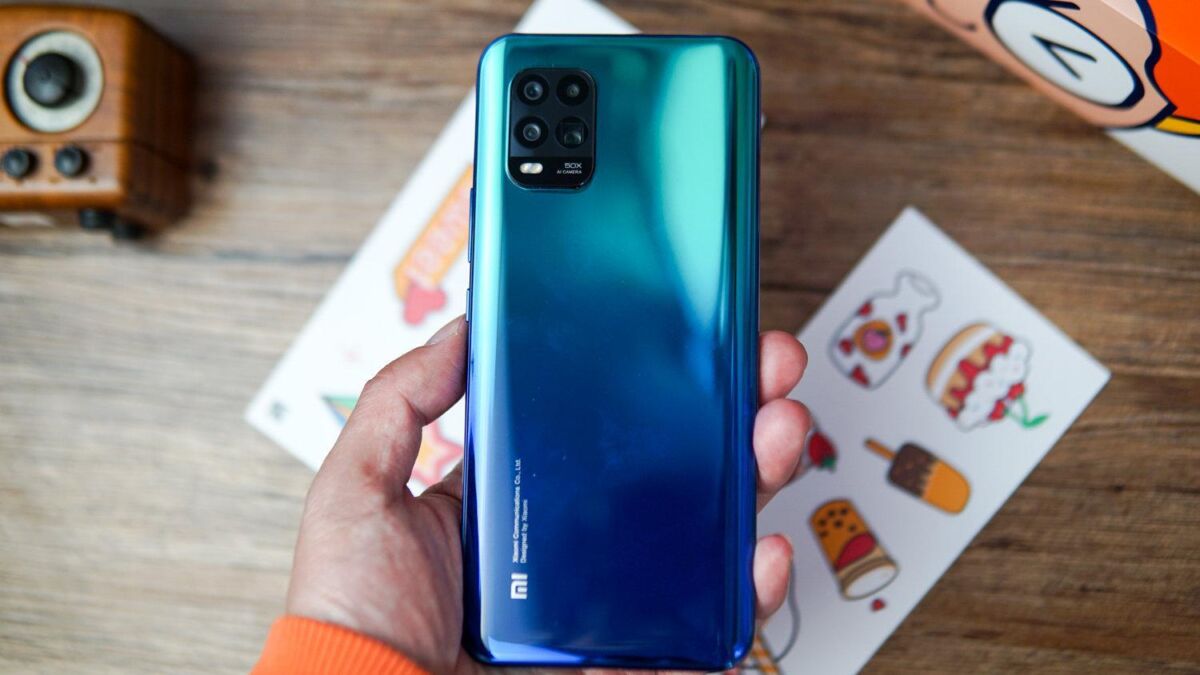 Задняя часть смартфона Xiaomi Mi 10 Youth Edition в голубом цвете с тремя камерами