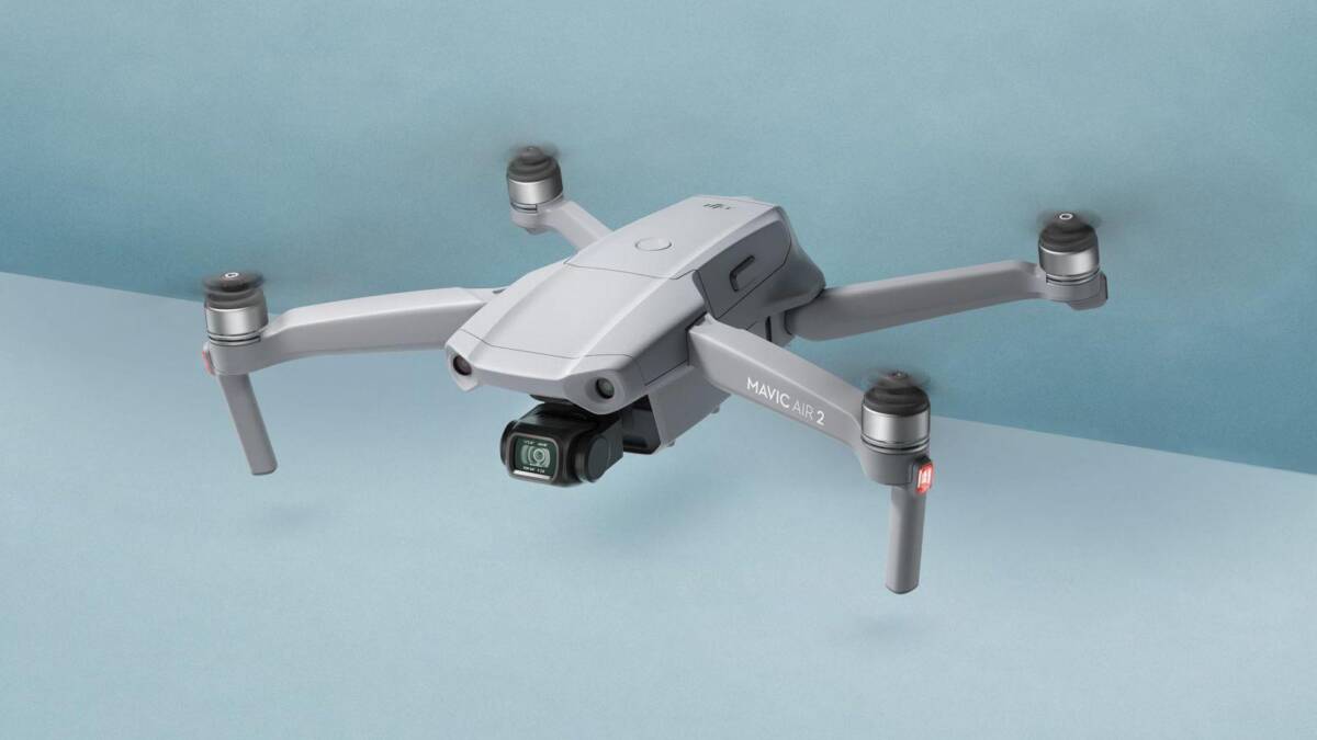 Квадрокоптер DJI Mavic Air 2 в полёте низко к полу