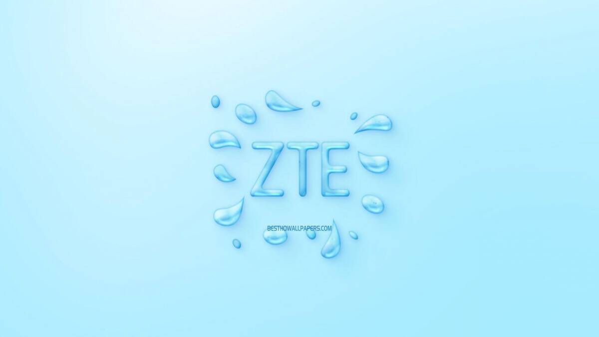 Блок надписи ZTE на светло-голубом фоне с водяными каплями