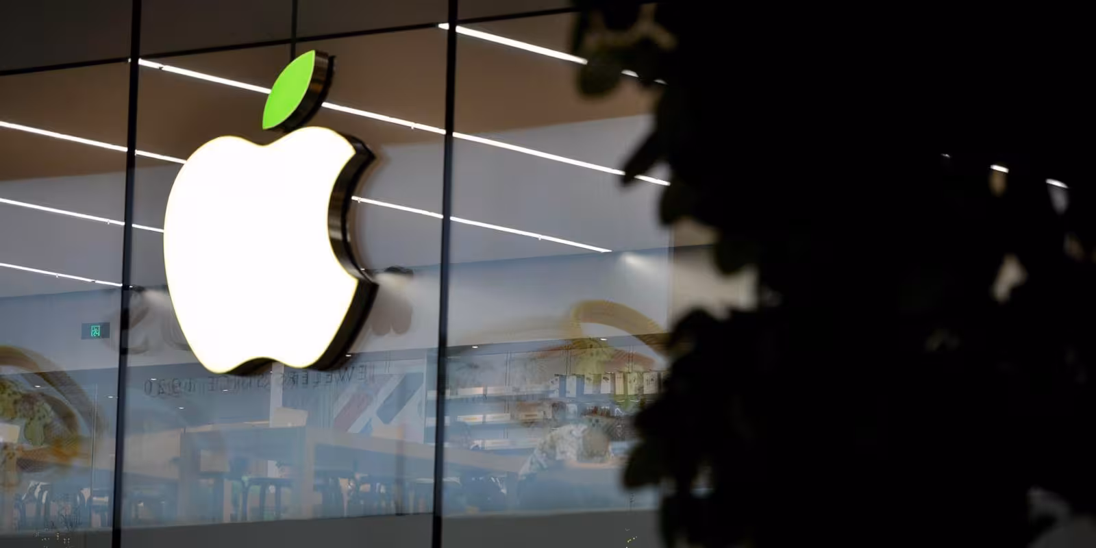 Продажи Apple iPhone за апрель упали более чем на 75 процентов 2 00_apple_making_more_steps_to_being_ecofriendly_cover