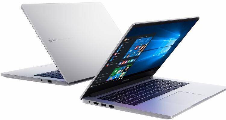 Два ноутбука Chromebook и MacBook с открытыми экранами