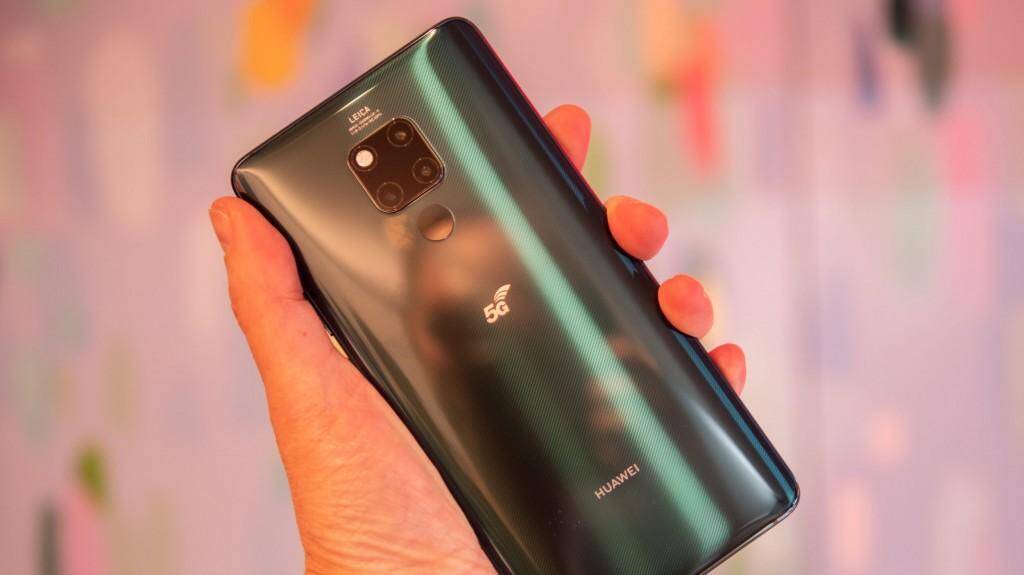Задняя сторона Huawei смартфона с тремя камерами и логотипом 5G