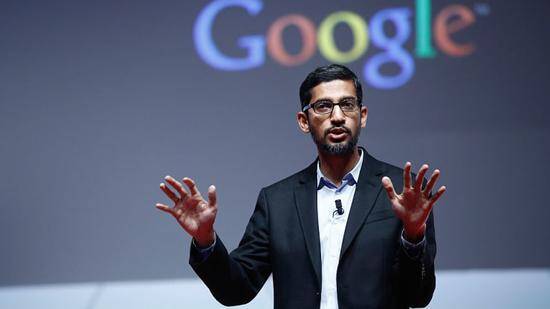 Google и Apple совместно борются с пандемией 5 Человек в деловом костюме выступает перед экраном с логотипом Google