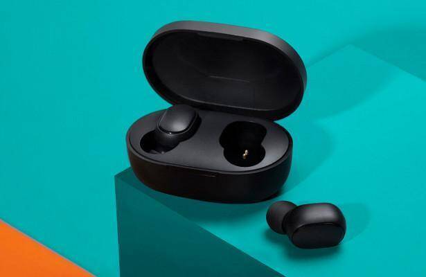 Беспроводные наушники Redmi Earbuds S в чехле на голубом фоне