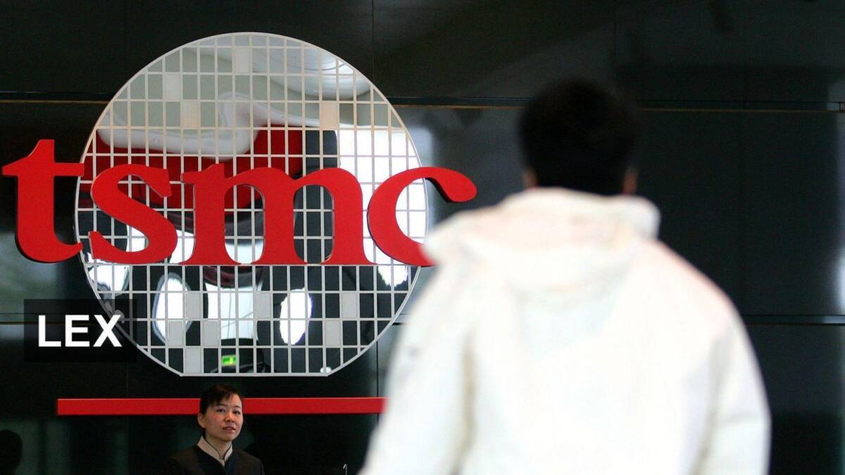 Посетитель смотрит на логотип Apple в офисе Тесла