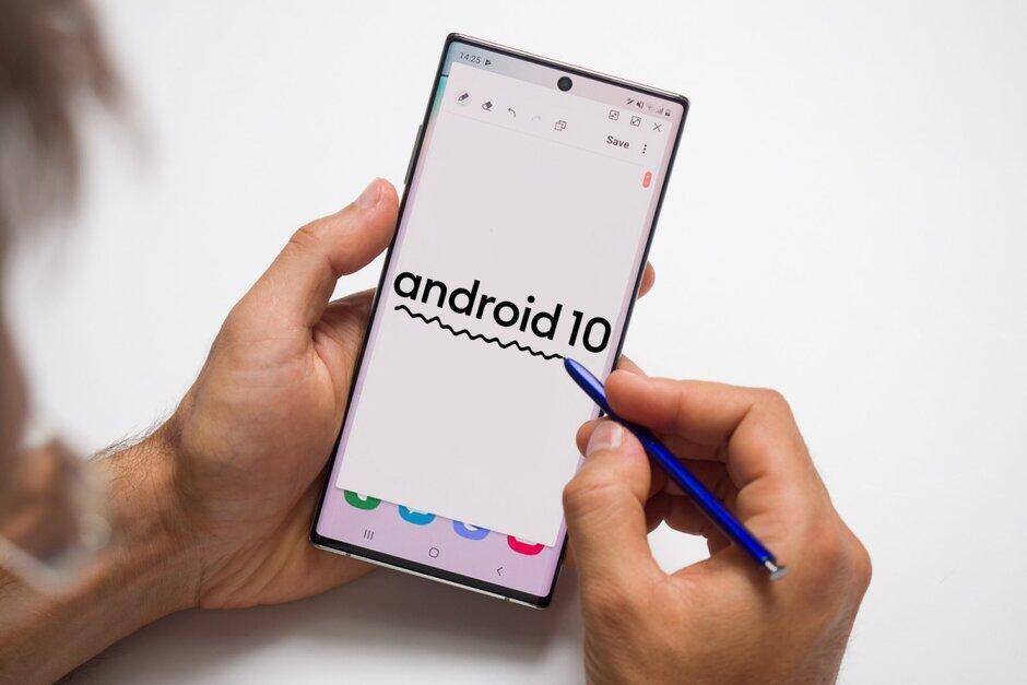Смартфон с экраном, отображающим текст Android 10 и ручкой для рисования