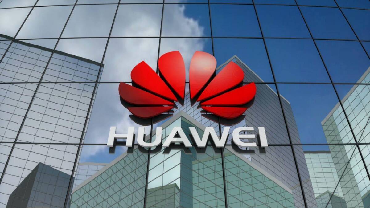 Здание с отражением небосвода и логотипом Huawei