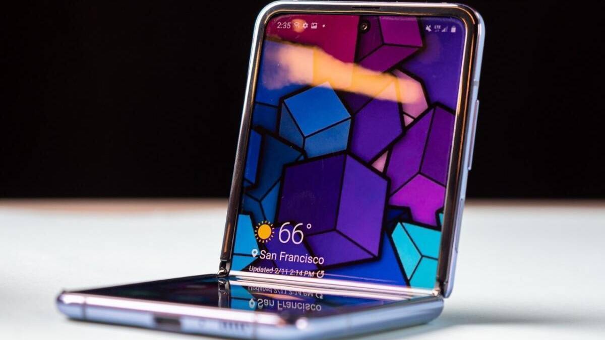 Складной смартфон Samsung с цветным дисплеем и интерфейсом