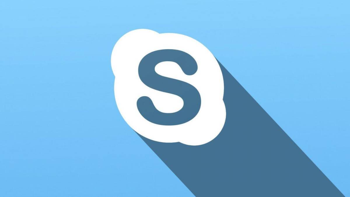 Логотип Skype на светло-голубом фоне с длинной тенью