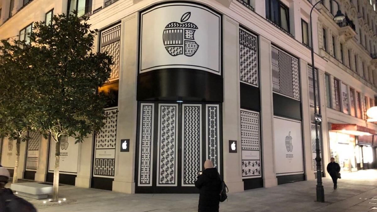 Фасад магазина Apple с черно-белым дизайном перед входом