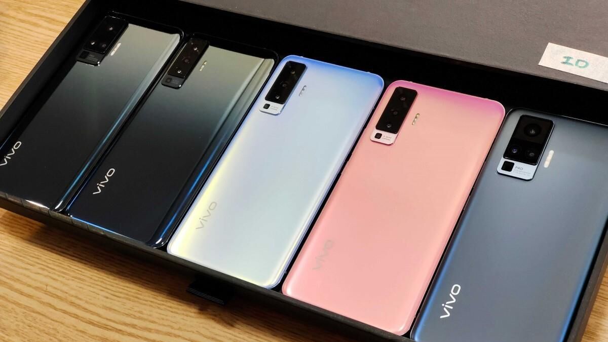 Пять смартфонов Vivo X50 Pro Plus сзади на коробке