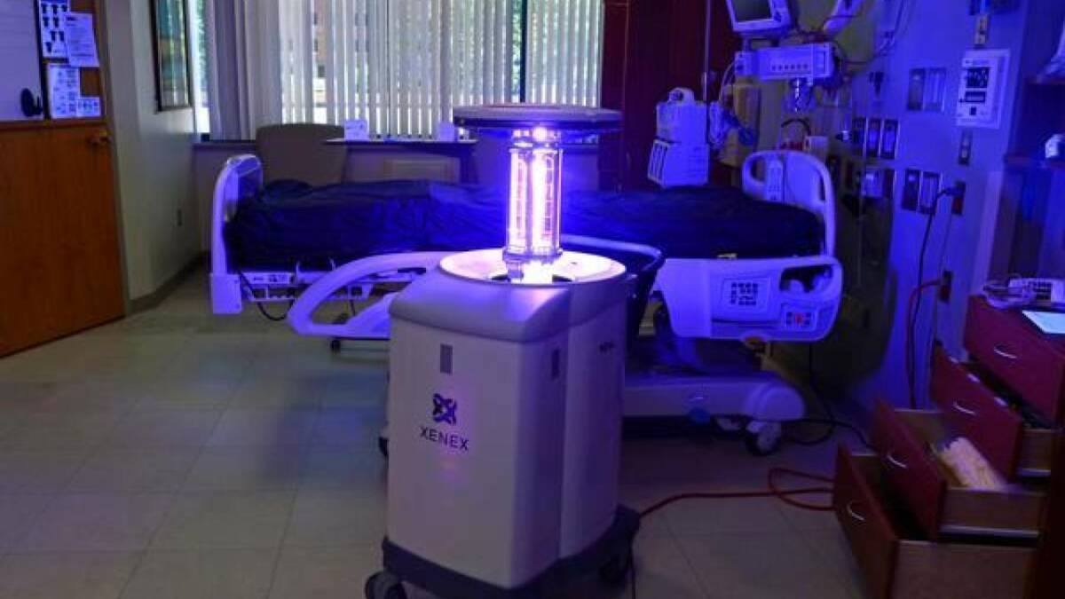 Гостиница с медицинским UV-обеззараживателем на переднем плане
