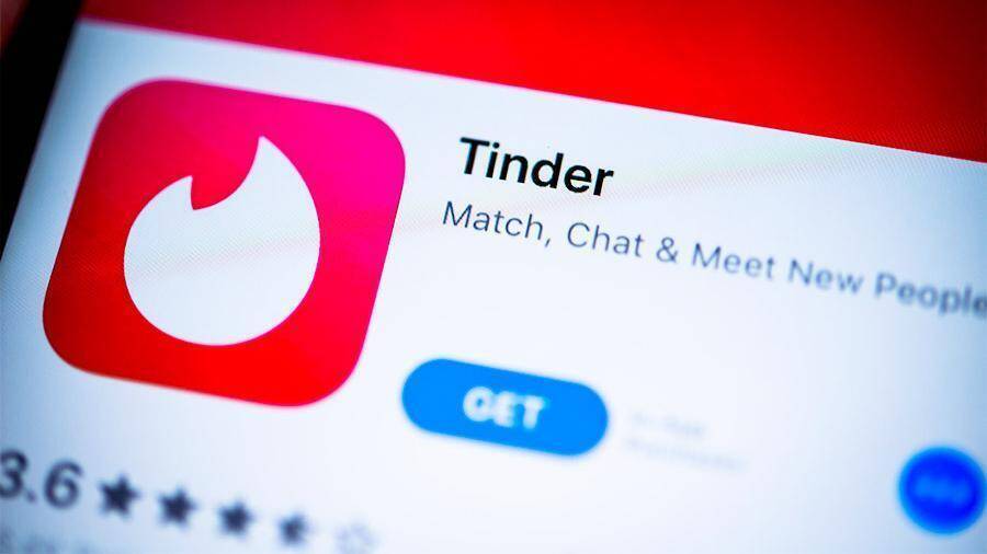 Экран с приложением Tinder на смартфоне кнопка скачать