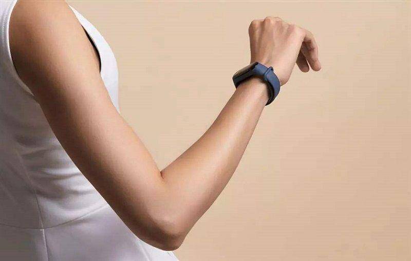 Рука женщины с фитнес-браслетом Xiaomi Mi Band