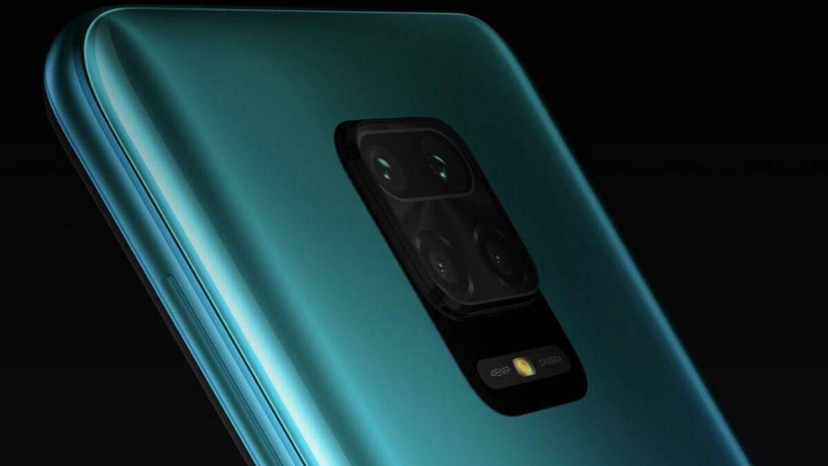 Задняя часть смартфона Xiaomi с четырьмя камерами