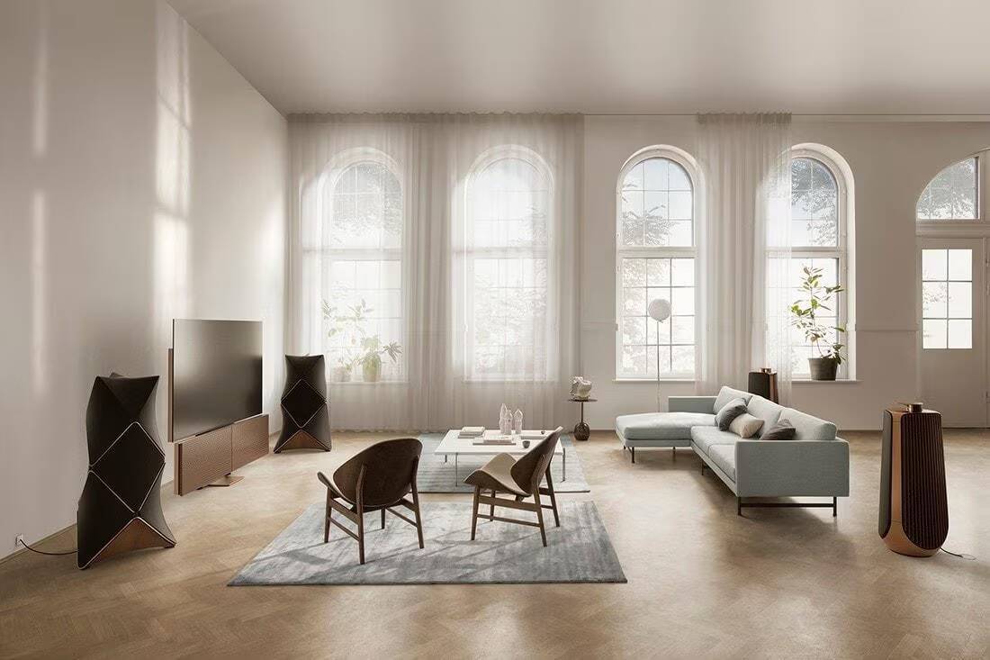 Гостиная с телевизором Bang & Olufsen и акустическими системами