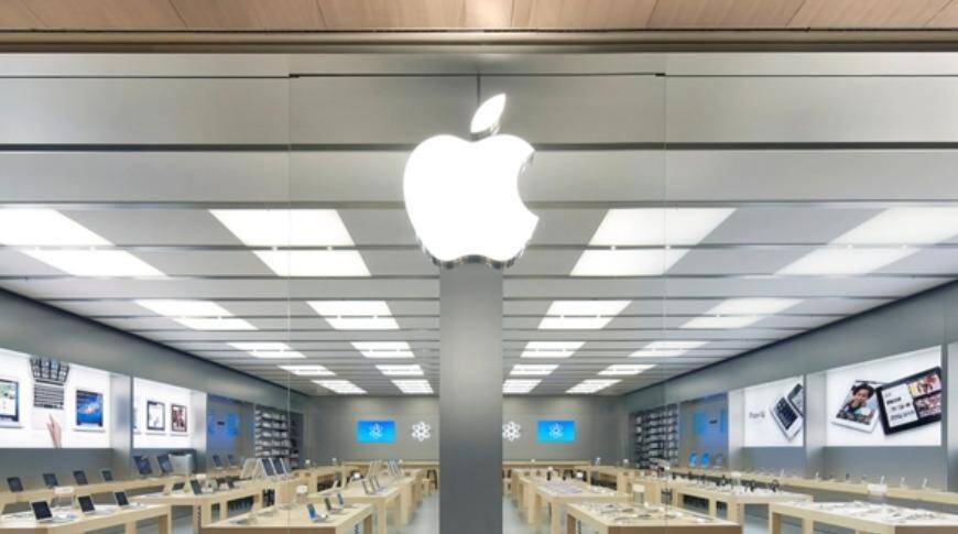 Внутренний интерьер магазина Apple с стеллажами и дисплеями