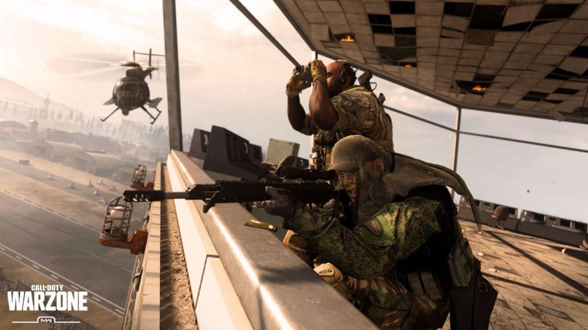 Военнослужащие с оружием на крыше в Call of Duty Warzone