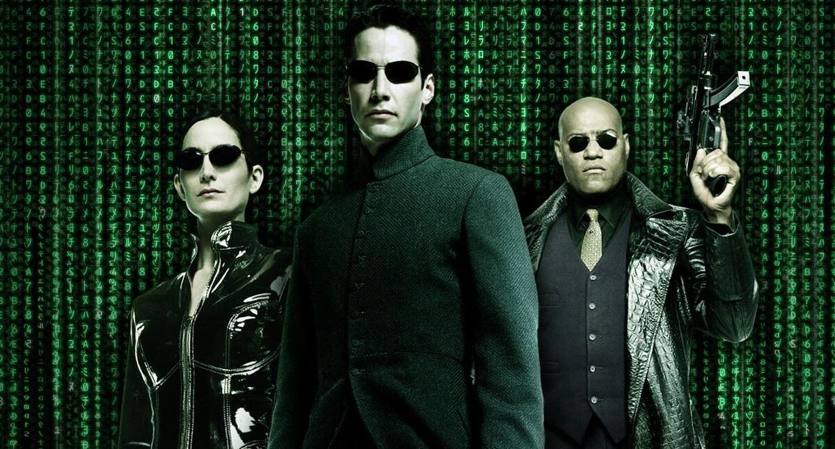 Кадр из фильма Матрица 4 с тремя персонажами в черной одежде и солнцезащитных очках