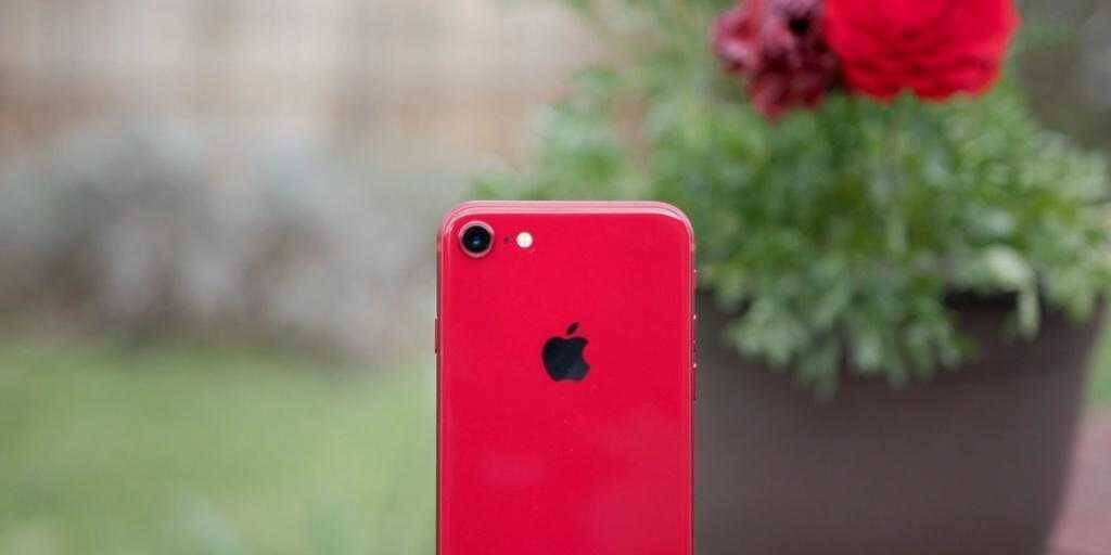 Красный iPhone SE 2020 вид сзади с камерой