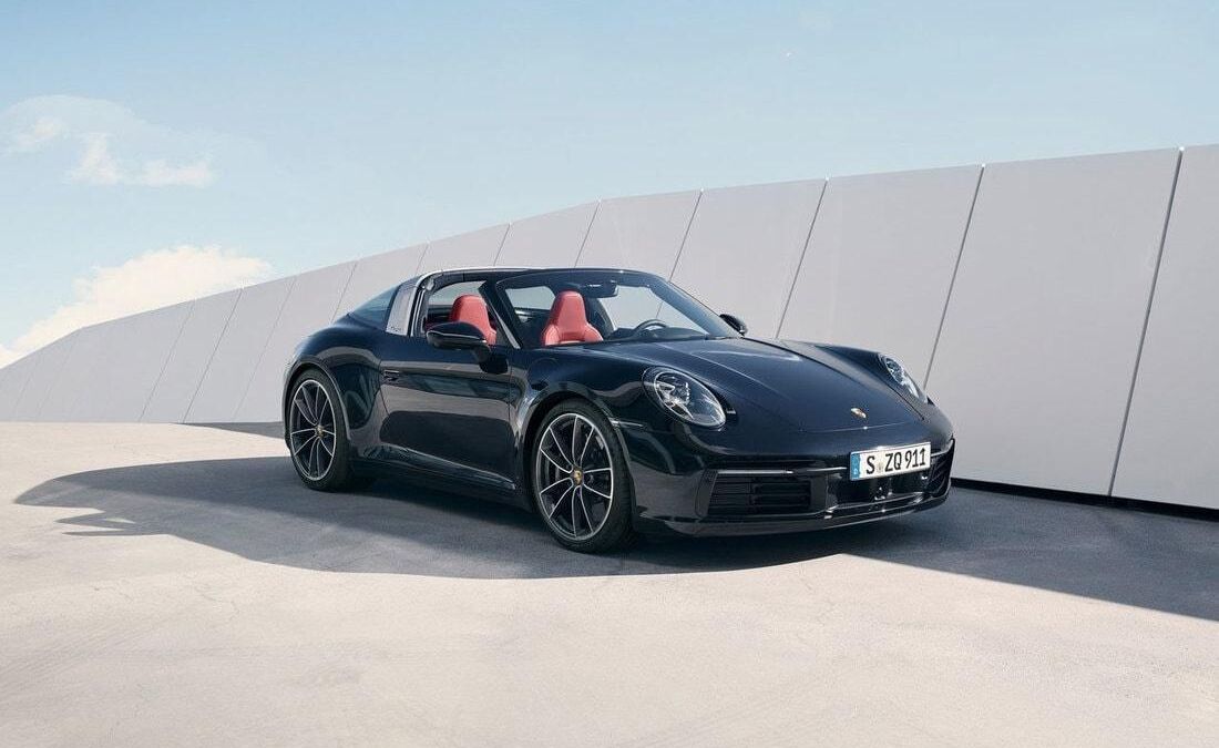 Черный Porsche 911 Тarga с красными сиденьями на открытом пространстве