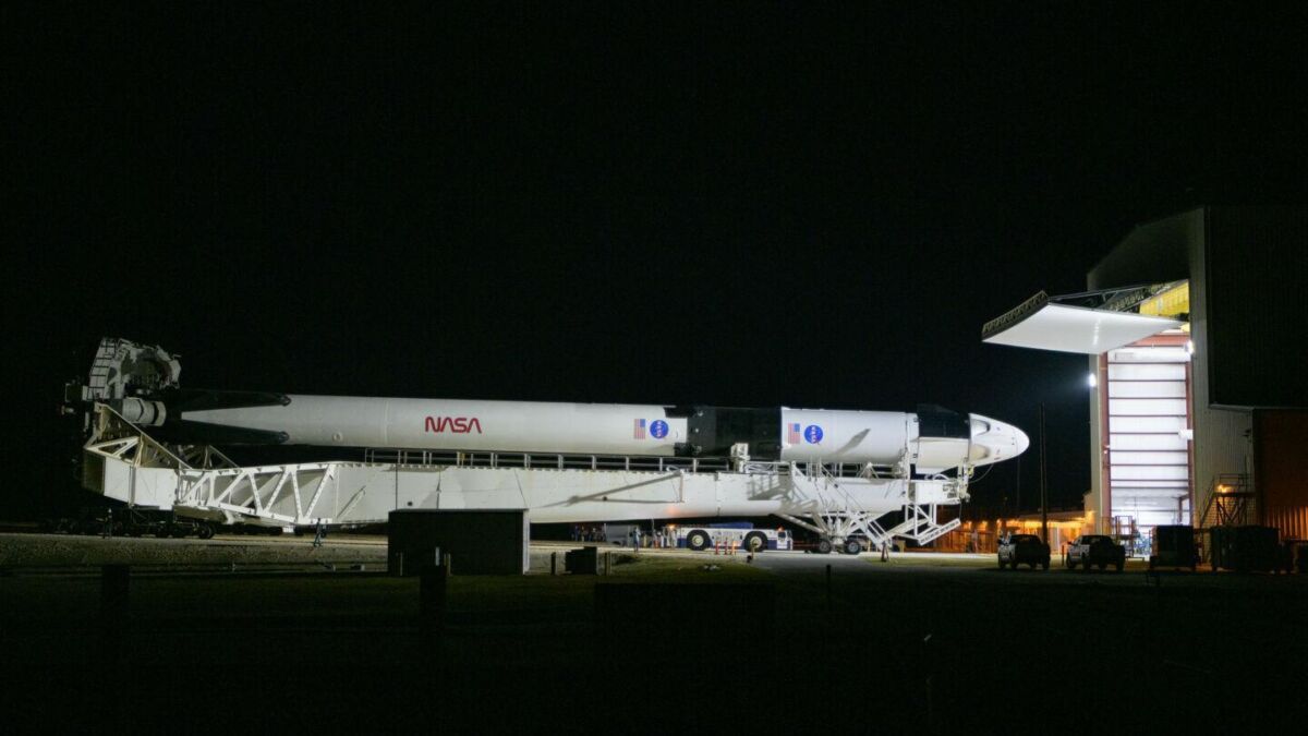 Космический корабль SpaceX на позиции у стартового комплекса