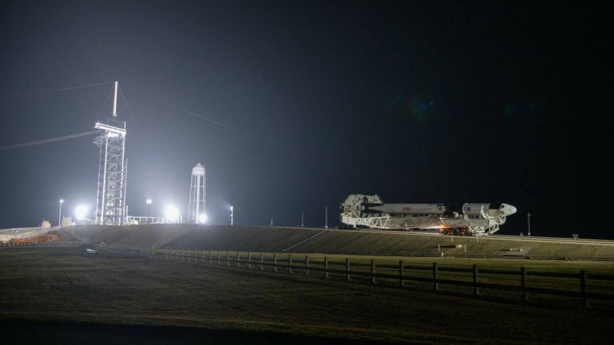 Ракета SpaceX на стартовой площадке ночью освещенной яркими огнями