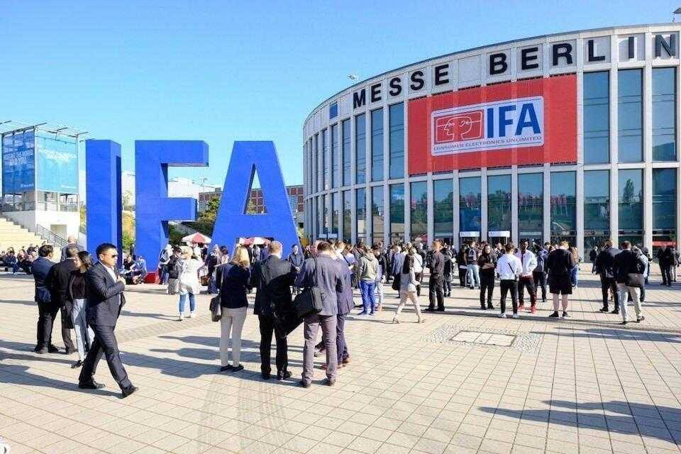 Выставка IFA 2020 всё же состоится. Но без посетителей 3 Посетители перед входом на выставку IFA в Берлине с большими буквами IKEA у входа