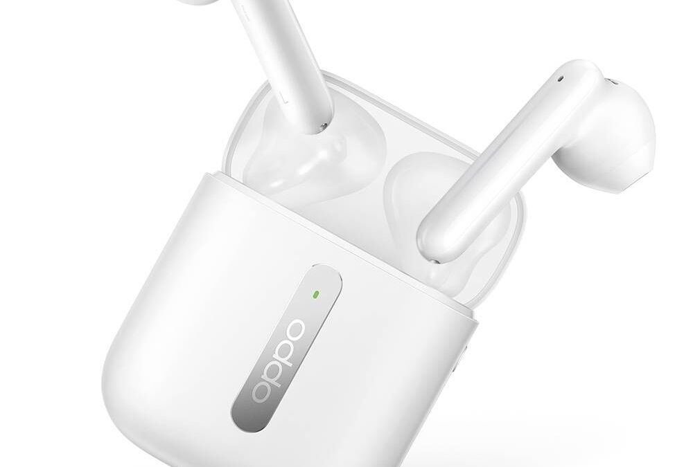 Беспроводные наушники Oppo с зарядным футляром на белом фоне