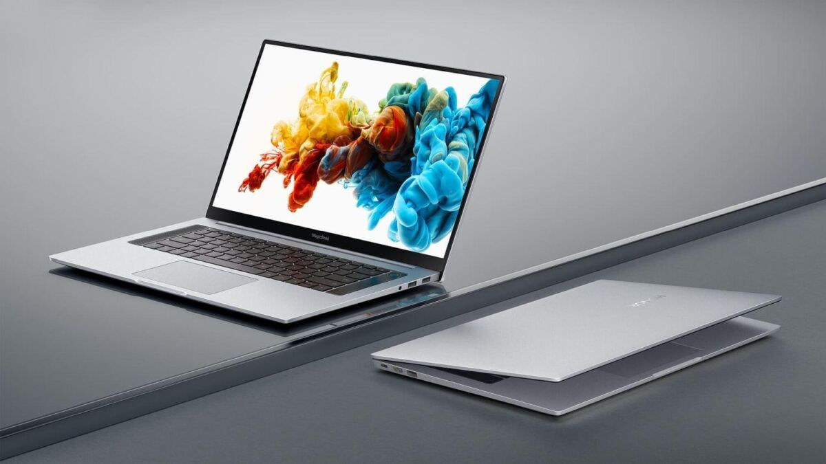 Ноутбук Honor MagicBook Pro внутри с открытым экраном