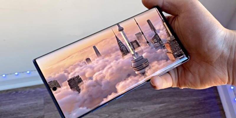 Складной смартфон Samsung Galaxy Note 20 с изображением города над облаками