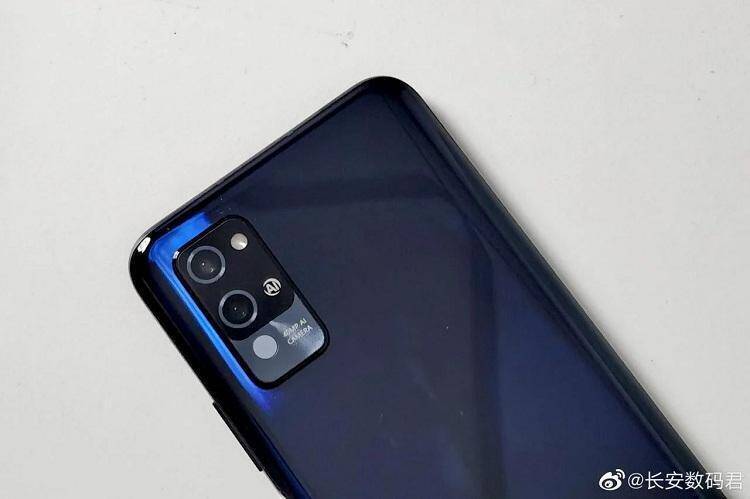В сети появилась "живая" фотография смартфона Honor Play 4 Pro 3 Задняя часть смартфона Honor Play 4 Pro с камерой и логотипом