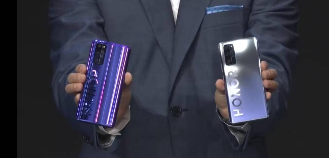 Honor представил смартфоны Honor 30, наушнки Magic EarBuds и ноутбук MagicBook 15 в России 1 Две смартфона Oppo Ace2 EVA Edition в руке человека сзади