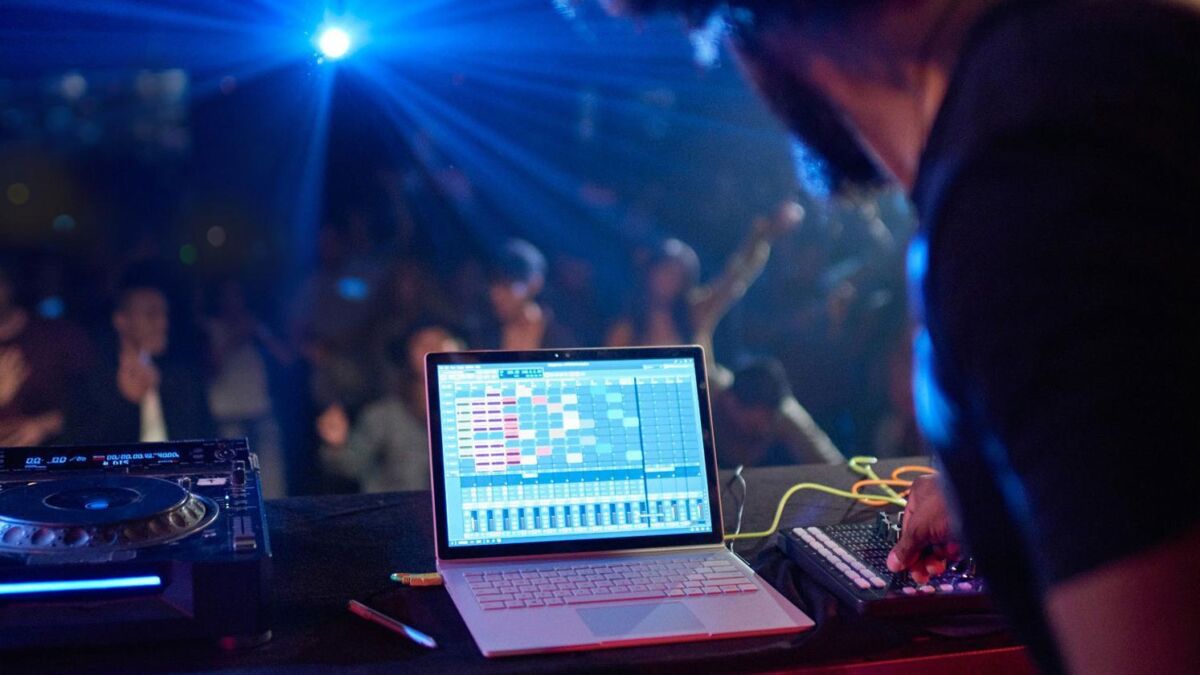 DJ-проектор с ноутбуком Surface Book 3 на сцене