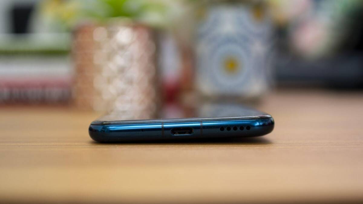 Нижняя часть смартфона Honor Play 4 Pro с портом USB-C и динамиками