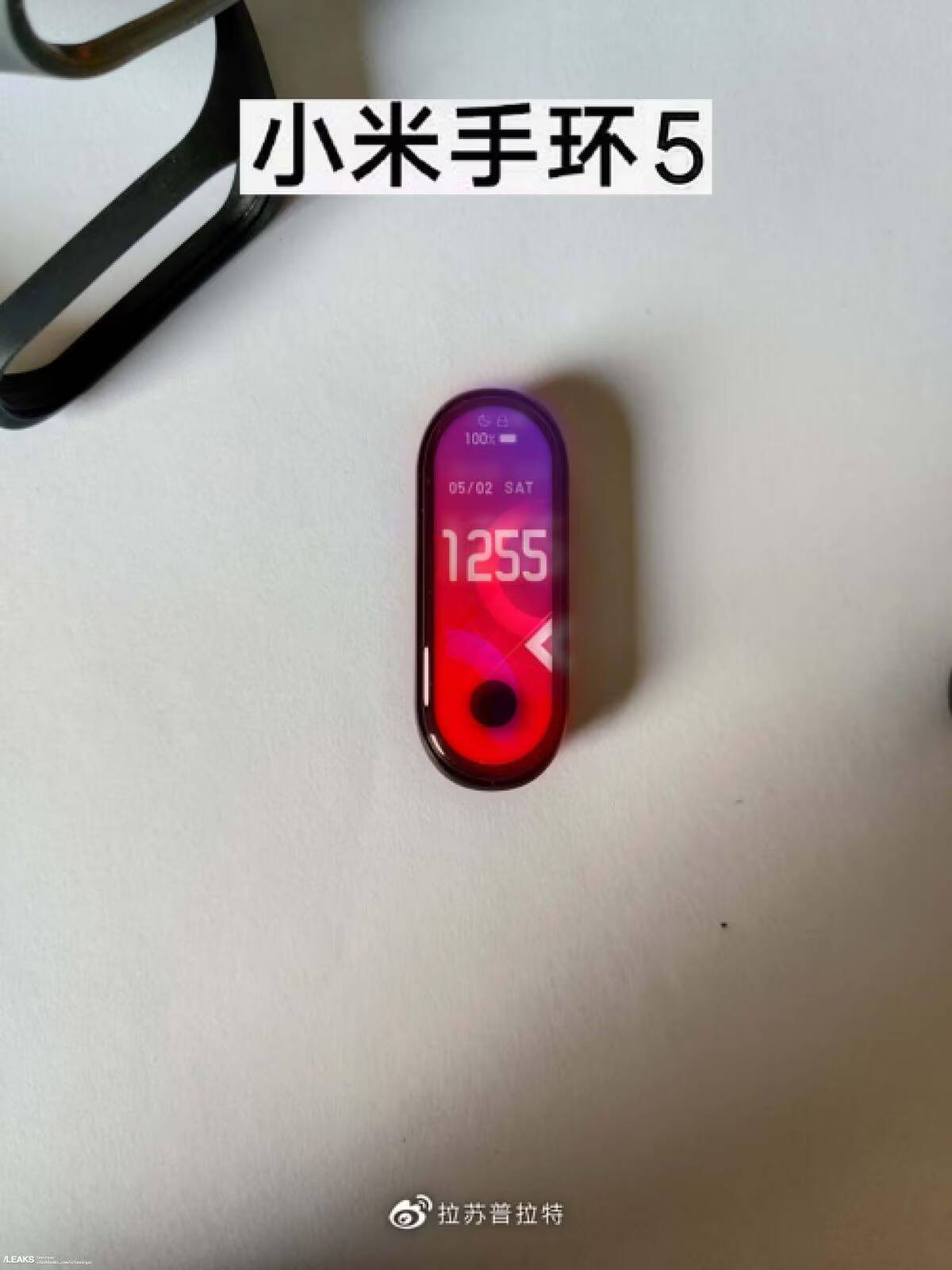 Xiaomi Mi Band 5 не выйдет в назначенный срок 2 Футляр для Xiaomi Mi Band 5 на столе