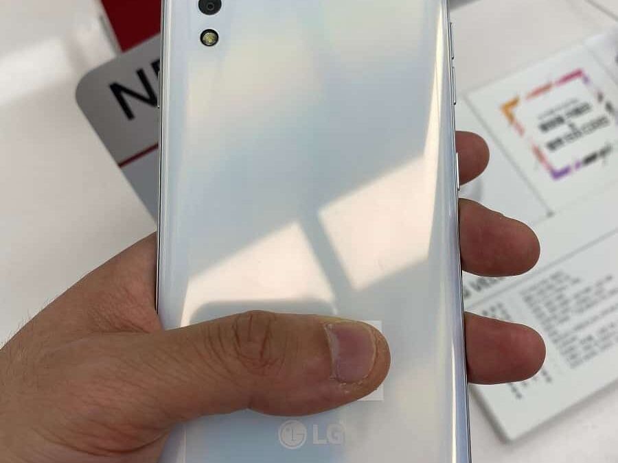 Задняя часть нового белого LG смартфона с камерами