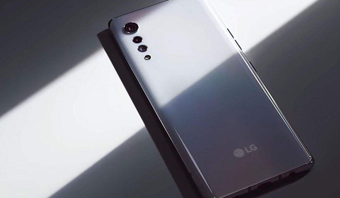 Задняя часть смартфона LG Velvet с тремя камерами