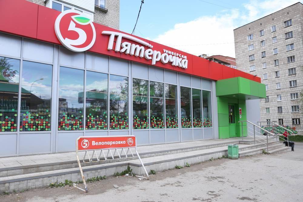 Фасад магазина Пятёрочка с входом и вывесками